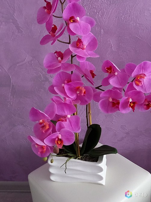 Орхидея из латекса в кашпо