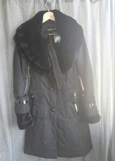 Утепленное пальто с меховым воротником - фото 1