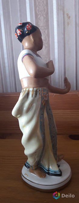 Фарфоровая статуэтка "Танцующая индианка"