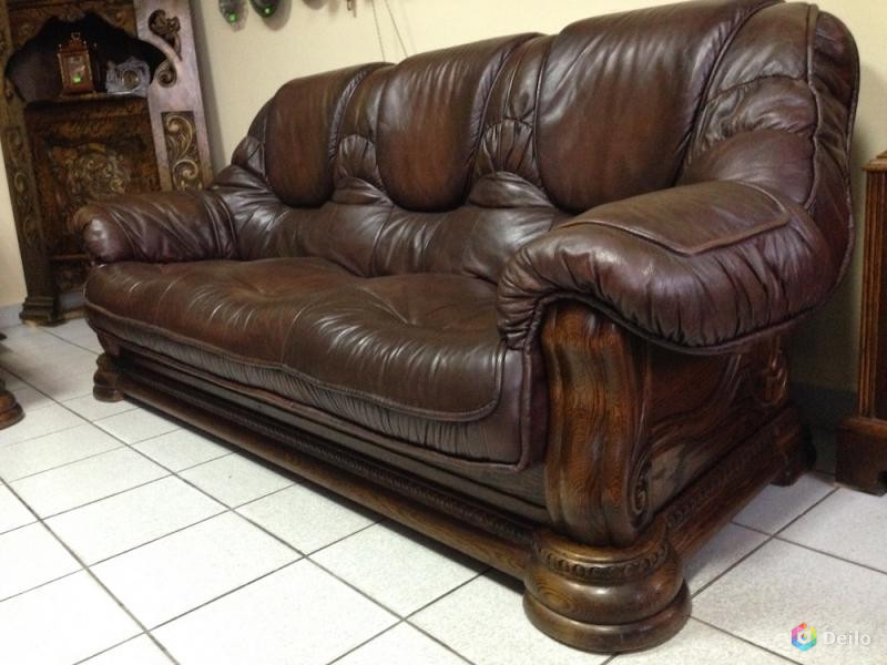 Авито диваны б у кожаный. Кожаная мягкая мебель. Старинный кожаный диван. Кожаный диван с деревом. Диван кожаный из массива.