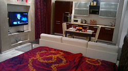 Роскошная квартира класса люкс с огромной шикарной кроватью - фото 1