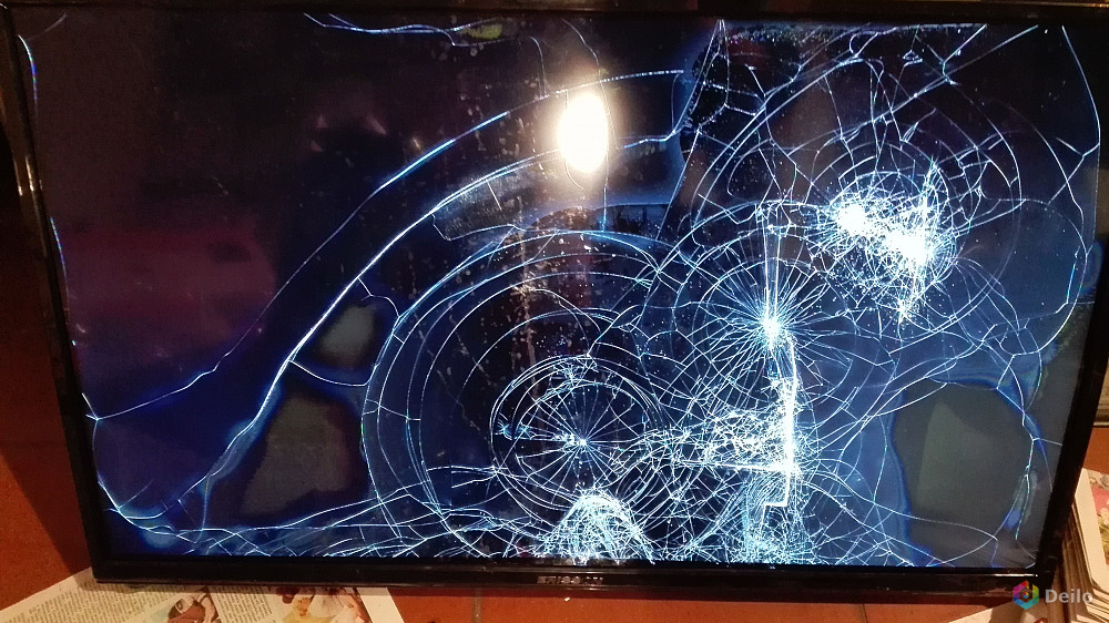 Трещина на телевизоре. Разбитый телевизор. Разбитый экран телевизора. Телевизор с разбитой матрицей. Разбитая плазма телевизор.