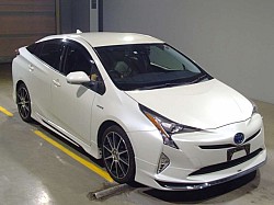 Лифтбек гибрид Toyota Prius кузов ZVW55 модификация S 4WD