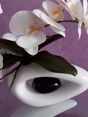 Белая орхидея в вазе - фото 3
