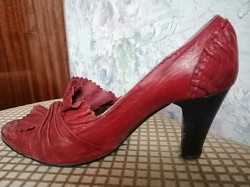 Продаю туфли женские кожаные т-красные на каблуке 38.размер - фото 1